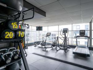 格拉斯哥诺富特格拉斯哥中心酒店的健身房设有数台跑步机和有氧运动器材