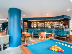 格拉斯哥诺富特格拉斯哥中心酒店的一个带酒吧的餐厅内的台球桌
