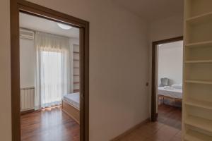 Casale SmeraldiComfort Penthouse - private parking, Wi-Fi的一间房间,设有通往卧室的门