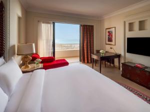 麦纳麦索菲特巴林匝拉塔拉萨海水疗酒店的一间卧室设有一张大床和一个大窗户