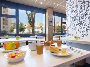 马赛马赛蒂莫内宜必思快捷酒店的餐厅的早餐桌,包括食物