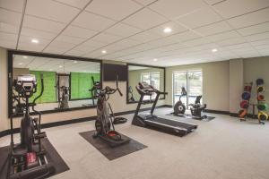 克利尔沃特拉昆塔套房酒店 - 南克利尔沃特的健身房设有健身自行车和跑步机