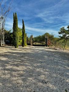 卡斯特利翁-德拉普拉纳Casa Rural Girasoles Calig REF. 046的车道,有门,树木和围栏