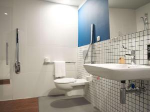 维多利亚-加斯特伊兹Ibis budget Vitoria Gasteiz的一间带卫生间和水槽的浴室