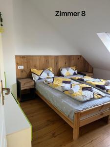 门兴格拉德巴赫Zimmer in Ein Haus mit Waschmaschine的一间卧室配有一张带木制床头板的床