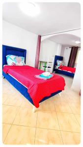 西迪·布·赛义德Cosy Duplex" Sidi Bou Said "的一间卧室配有一张床铺,床上铺有红色毯子