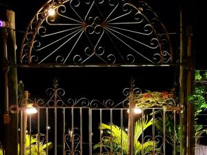 德尔菲诺波利斯Pousada da Lua的夜晚的大门,灯火通明