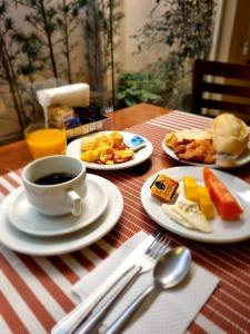 伊塔瓜伊格兰德伊塔瓜伊酒店的餐桌,盘子,咖啡