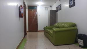 万卡约Sierra Verde - Muy Céntrico Hs的一个带门的房间的绿色沙发