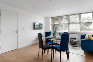 BuckinghamshireLivestay-Modern Apartments Building in Aylesbury的一间带桌椅的用餐室