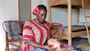 吉汶瓦Polly Lodge Bungalow Zanzibar Kiwengwa的把女人的头发剪在房间里