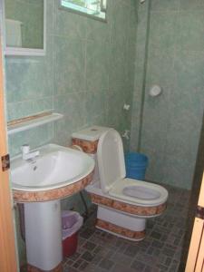 罗昂HMC Guesthouse - Malapascua Island Air-conditioned Room #2的一间带卫生间和水槽的浴室