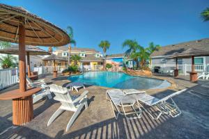 阿兰瑟斯港16 Palms by AvantStay Luxury Pool Playscape的一个带椅子和遮阳伞的游泳池