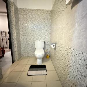 洛美BAMBOO LODGE - la Criquet 'Event'的一间带卫生间和淋浴的浴室