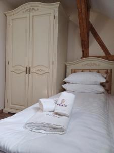 锡盖图马尔马切伊Casa Huber的卧室配有2条白色毛巾。