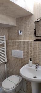 锡纳亚DUPLEX BELLE VIEW SINAIA的一间带卫生间和水槽的浴室
