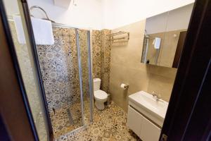 锡盖图马尔马切伊Casa Huber的带淋浴、卫生间和盥洗盆的浴室