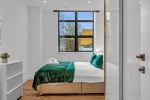 伦敦Regent's Park Serviced Apartments by MySquare的一间卧室设有一张床和一个窗口