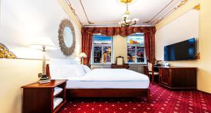 布拉格Hotel General Old Town Prague的酒店客房,配有床和电视