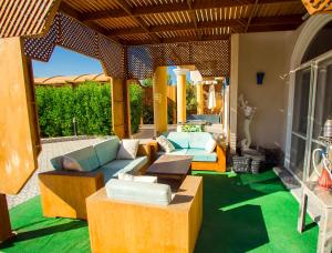 赫尔格达Luxury Royal Blue Family Villa 8pers private pool的客厅配有沙发和桌子