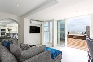 开普敦Modern & Luxurious Seaside Apartment的带沙发的客厅和阳台