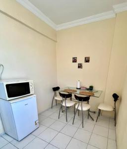 费特希耶MEK HOMEs 2的厨房配有桌椅和微波炉。