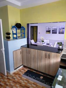 KisiiGreenstar Homes的厨房配有带白色椅子和镜子的柜台