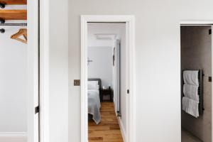 坎特伯雷Jesticos, A historic beautifully appointed Central pad, Free Parking的卧室设有白色墙壁和床
