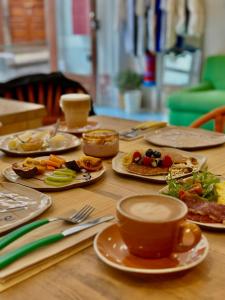 丰沙尔Jaca Hostel Funchal的餐桌,盘子,咖啡