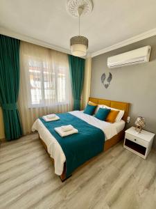 费特希耶MEK HOMEs 2的一间卧室配有一张带蓝色和橙色枕头的大床
