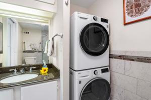 科纳Kona Alii 512的一个带洗衣机和烘干机的浴室