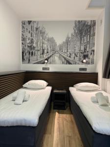 阿姆斯特丹提图斯城市中心酒店的墙上有两张照片的房间