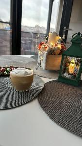 克拉约瓦Regim hotelier - AP2camCentral的餐桌,餐桌上放着一碗食物和圣诞装饰品