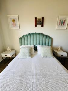 蒙蒂戈杜Sunset Lover Aparthotel Guadiana的一间卧室配有一张大床和蓝色床头板