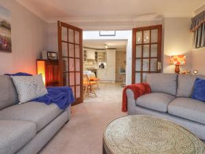 海尔舍姆Lavender Cottage的客厅配有两张沙发和一张桌子