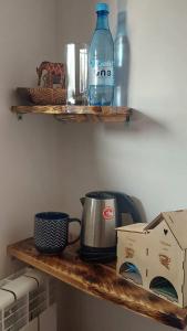 埃里温Blur Inn Gallery的一个带烤面包机的架子、烤面包机和一瓶水