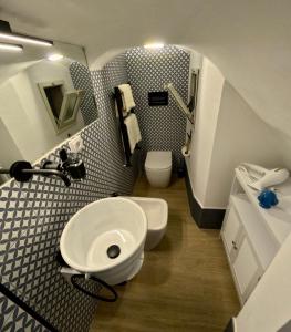 塔兰托Il Palazzino的一间带水槽和卫生间的小浴室