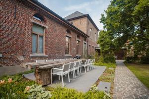 奥德纳尔德Sint-Jacobshoeve 2的砖砌建筑前的木桌和椅子