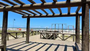 巴拉那州蓬塔尔Apartamento 1 quadra do mar的木板路享有海滩美景