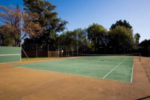 奥茨胡恩奥茨胡恩酒店的网球场,上面有网