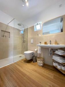 波尔蒂芒Sun Waves Beach Apartment的浴室配有卫生间、盥洗盆和淋浴。