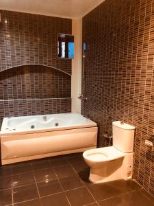 巴库ART inn hotel的带浴缸和卫生间的浴室。
