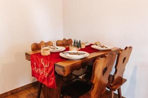 锡比乌Little Bear Lodge的一张餐桌,上面有红桌布