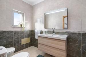 奥良Casa Mar-a-vila的一间带水槽、卫生间和镜子的浴室