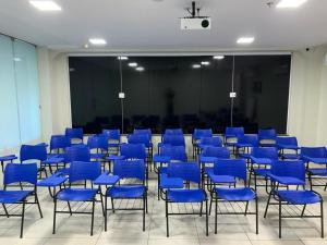 圣路易斯Hotel Ilha Costeira的一间房间,房间内设有蓝色椅子