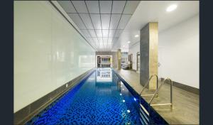 阿德莱德Hi 5 star Adelaide City Luxury Oasis的大楼内的一个蓝色海水游泳池
