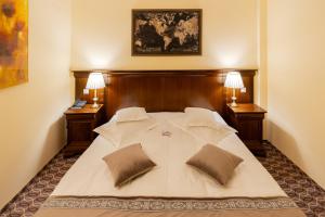 瓦特拉多尔内多纳酒店的一间卧室配有一张带两盏灯的大型白色床。