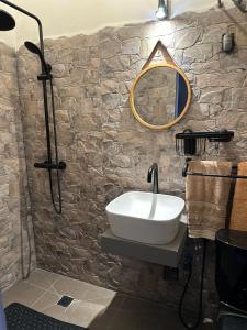 塔那那利佛NH (Njato Hôtel)的浴室配有盥洗盆和带镜子的淋浴