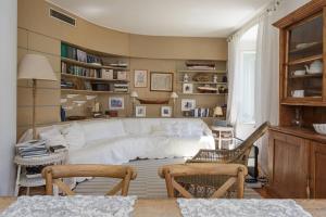 波托菲诺Portofino Above the Sea的客厅配有白色的沙发和椅子