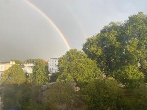 切尔滕纳姆The Dulwich的树 ⁇ 城市的天空中的彩虹